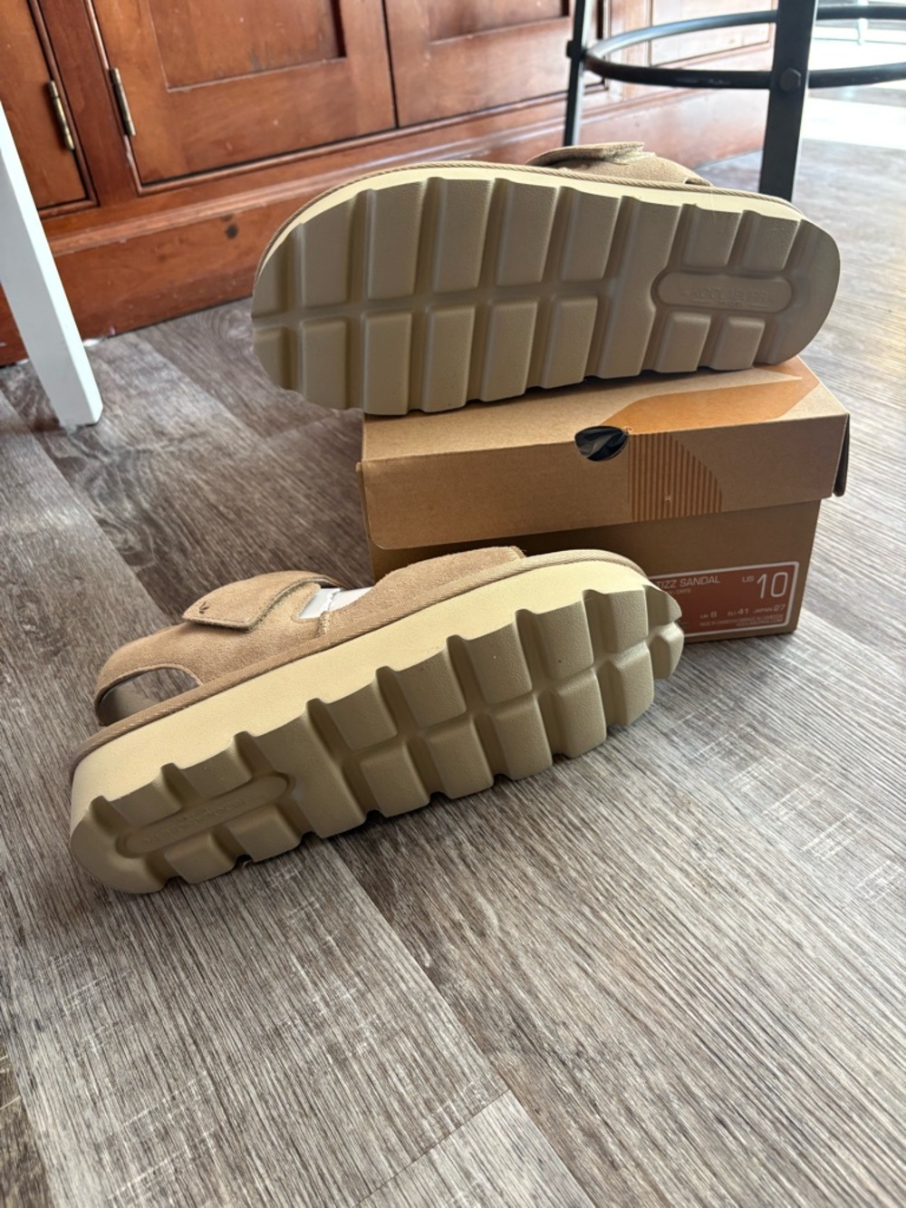 Koolaburra by Ugg Beige Suede velcro Sandals - Picture 5 of 6